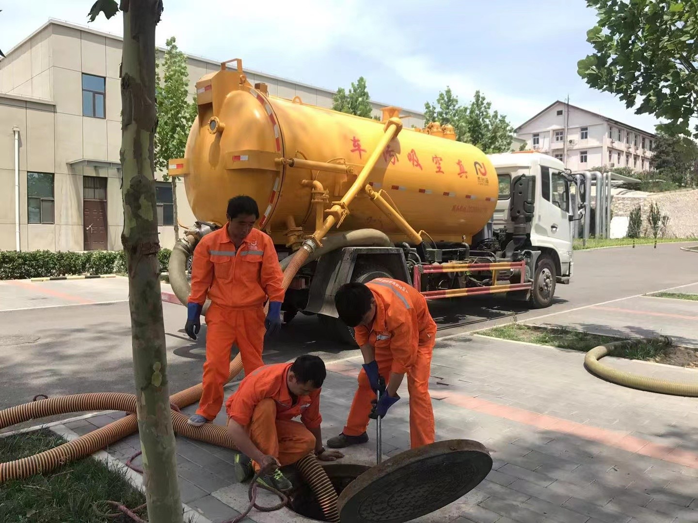 汤阴管道疏通车停在窨井附近