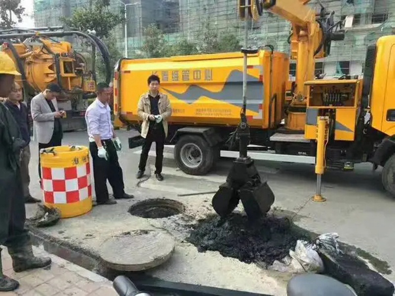 汤阴街道：网格员化身“清道夫”，为民解忧疏通“堵心”化粪池
