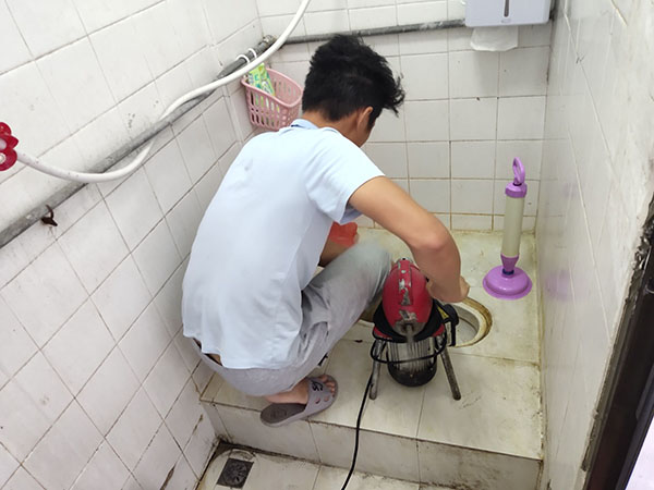 汤阴肥皂掉到马桶里把马桶堵住了怎么办？马桶堵住了怎么办
