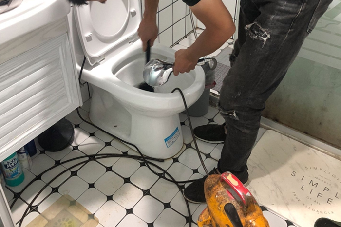 汤阴马桶堵塞自己疏通还是找师傅?专业上门服务让你省时更省心